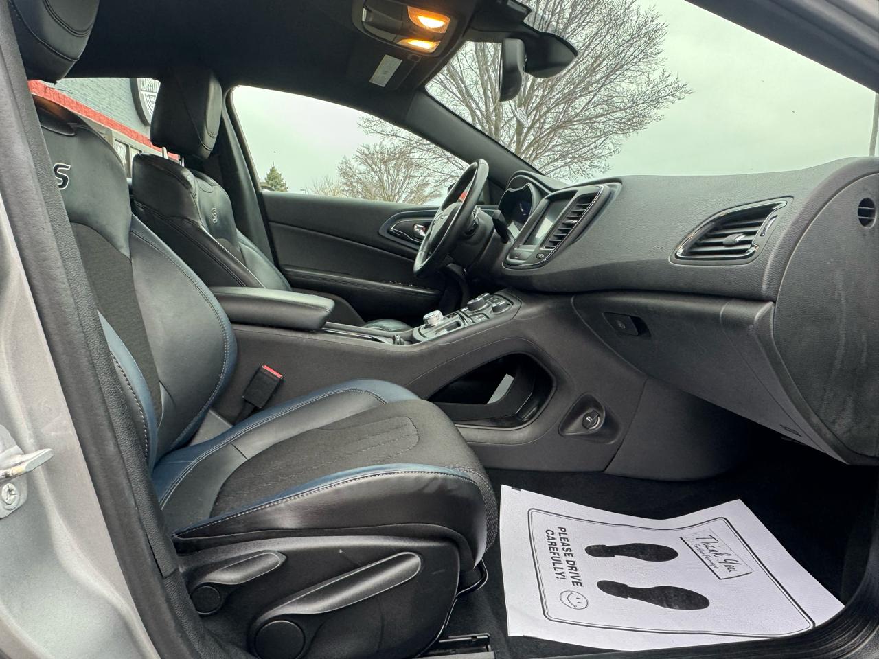 Chrysler 200 4dr Sdn S AWD 2015