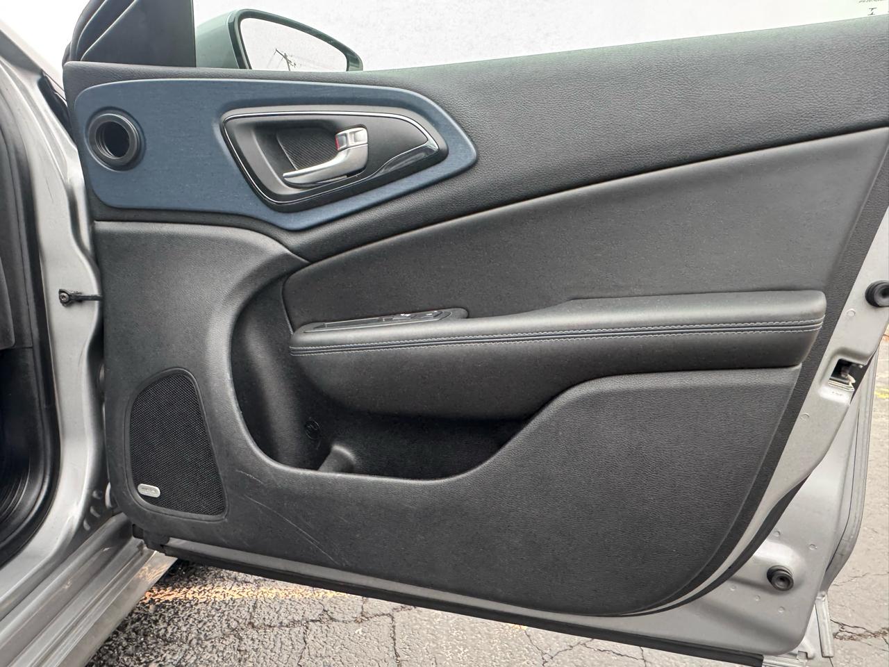 Chrysler 200 4dr Sdn S AWD 2015