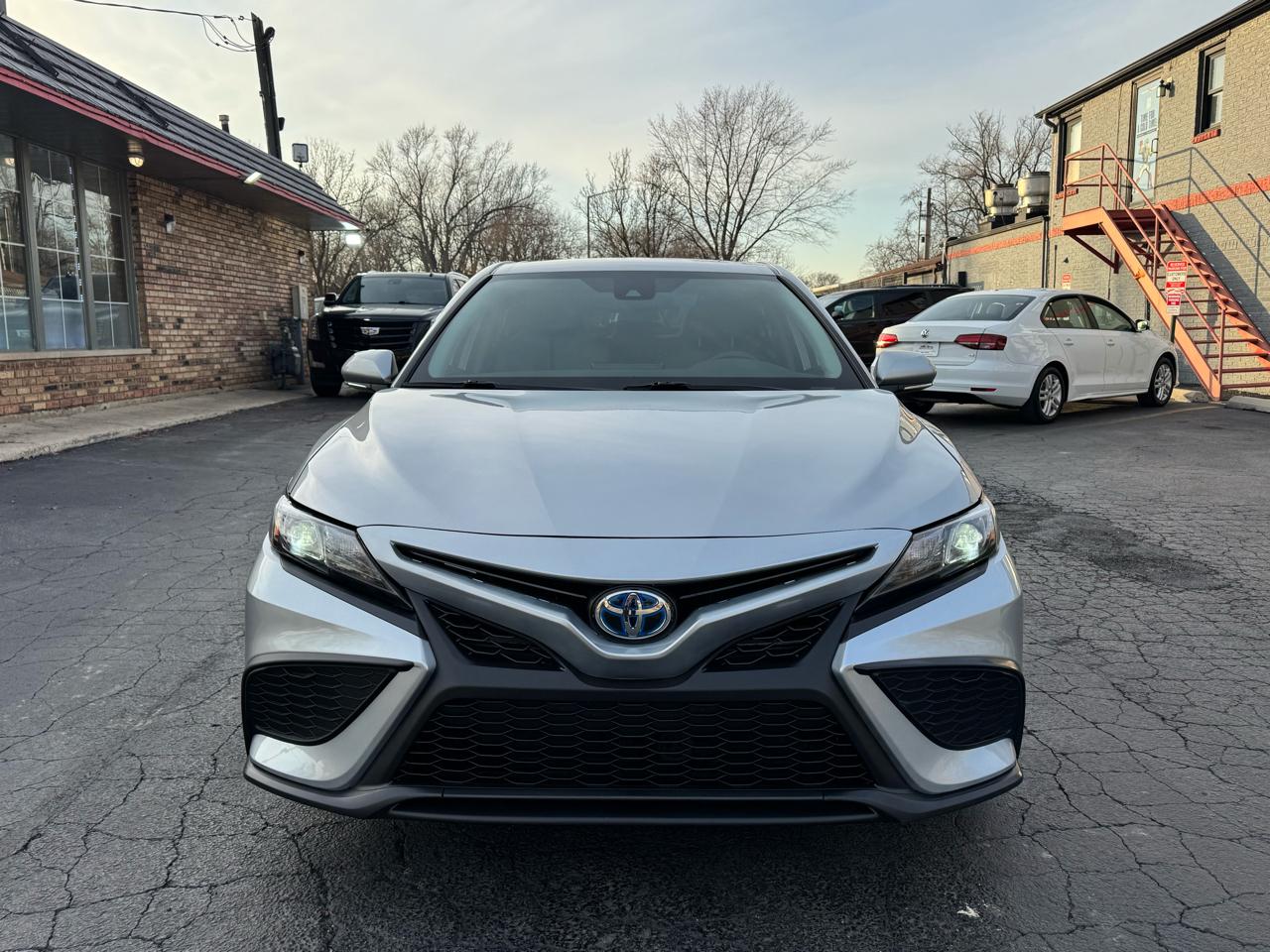 Toyota Camry Hybrid SE CVT (Natl) 2023