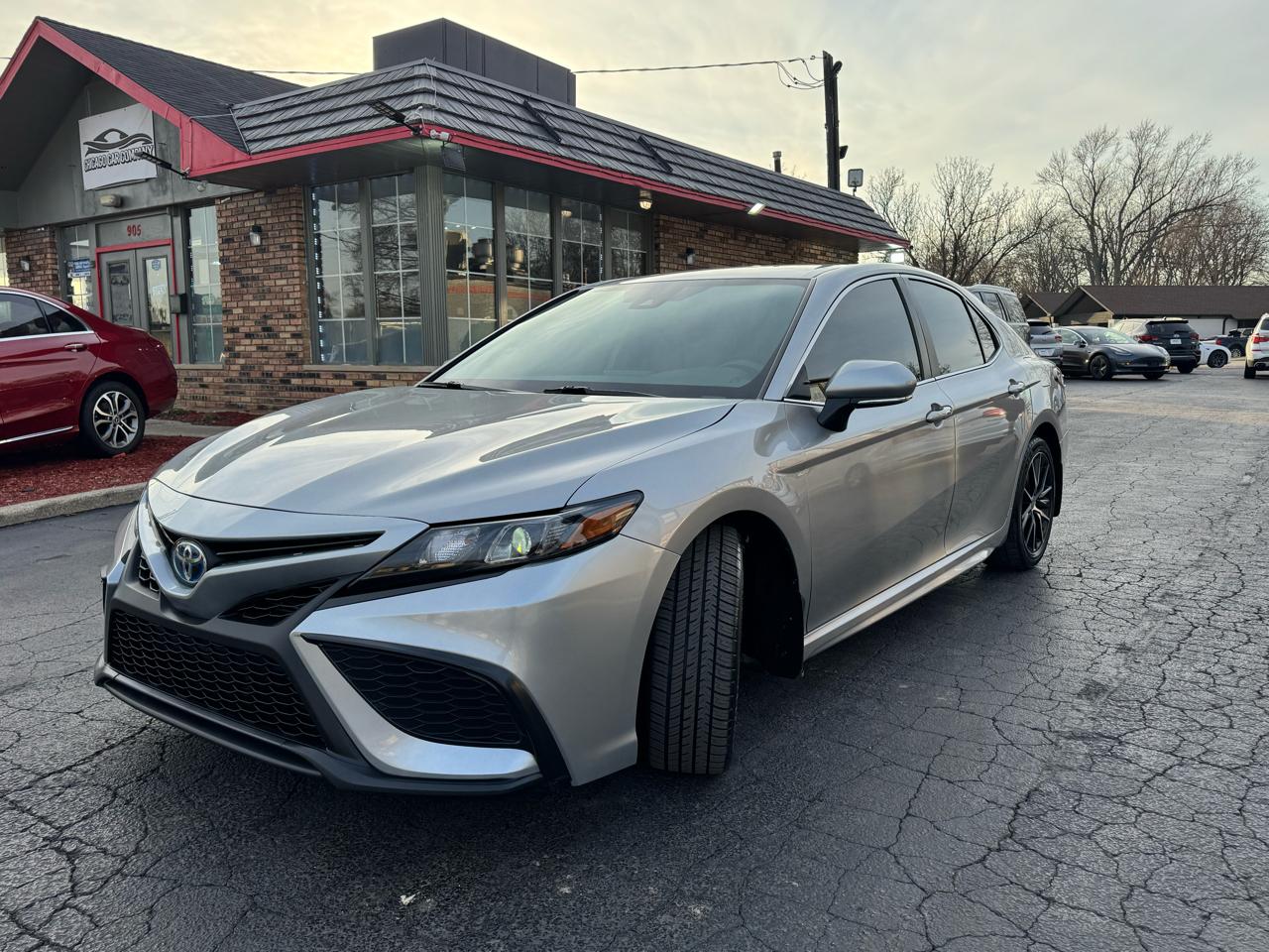 Toyota Camry Hybrid SE CVT (Natl) 2023