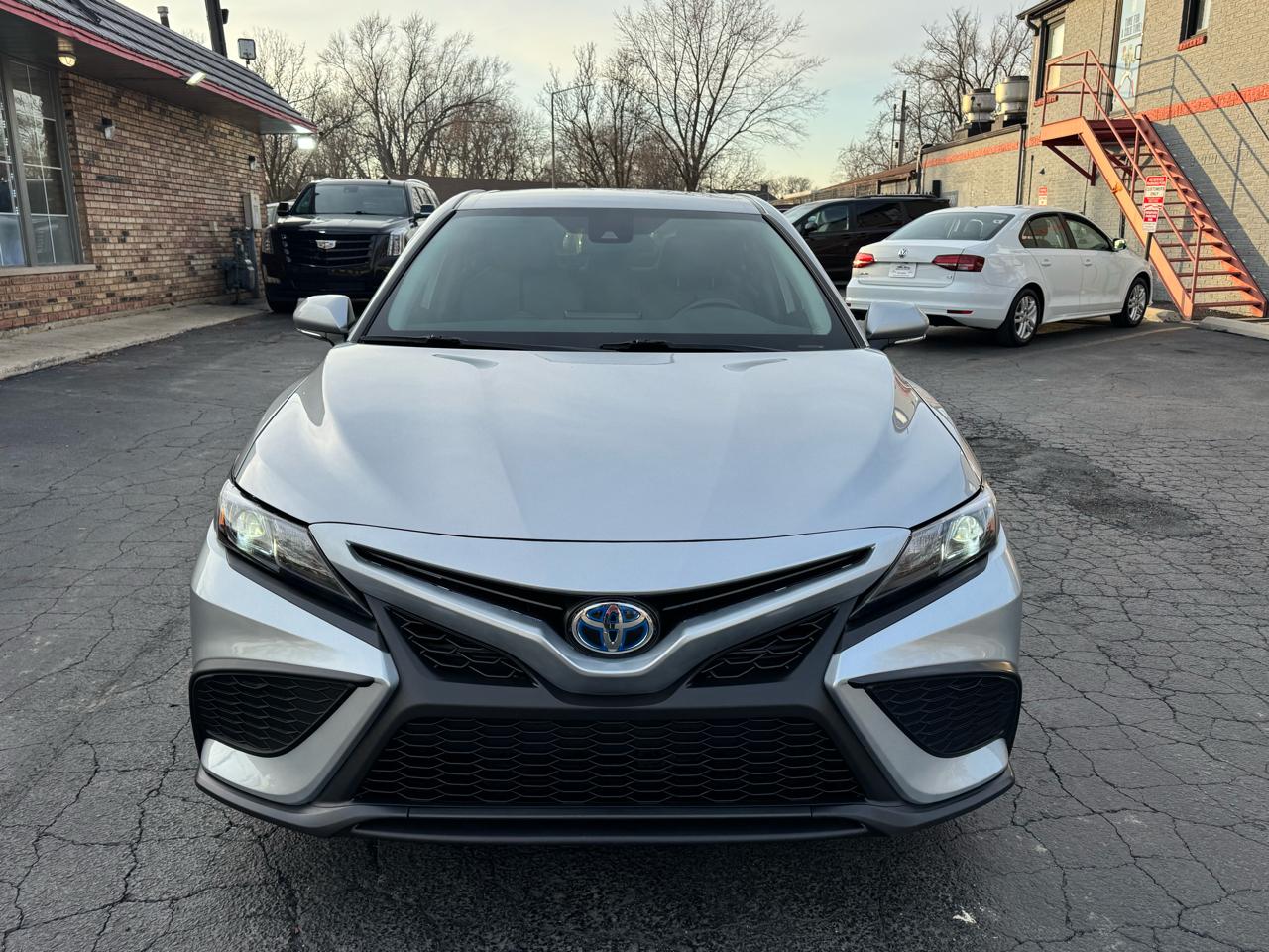 Toyota Camry Hybrid SE CVT (Natl) 2023