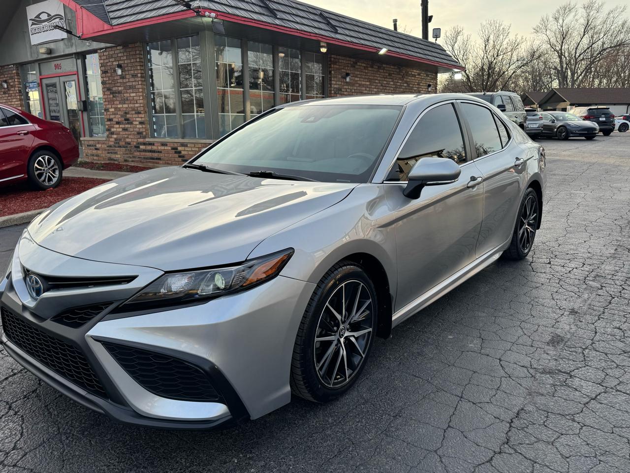 Toyota Camry Hybrid SE CVT (Natl) 2023