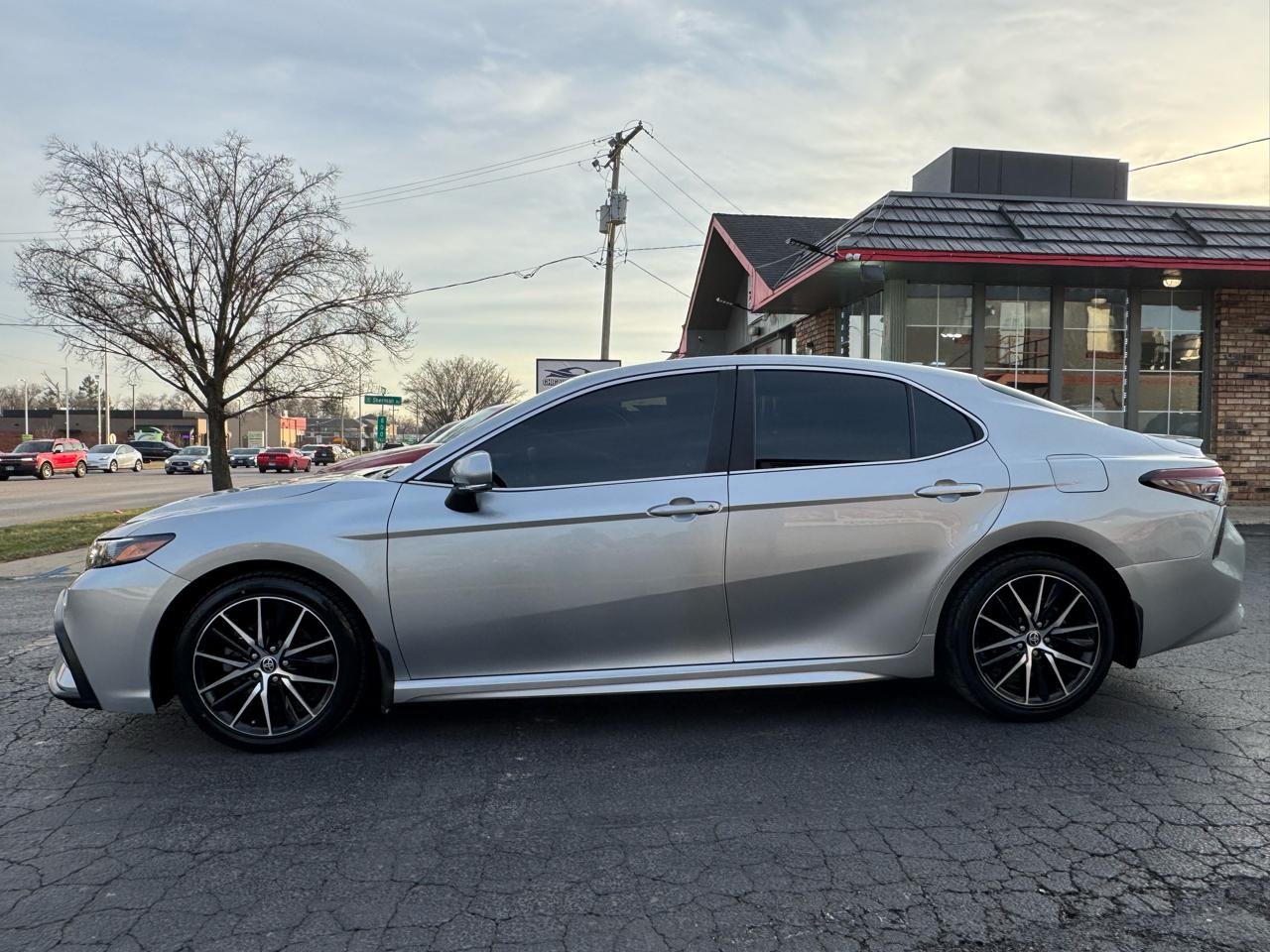 Toyota Camry Hybrid SE CVT (Natl) 2023