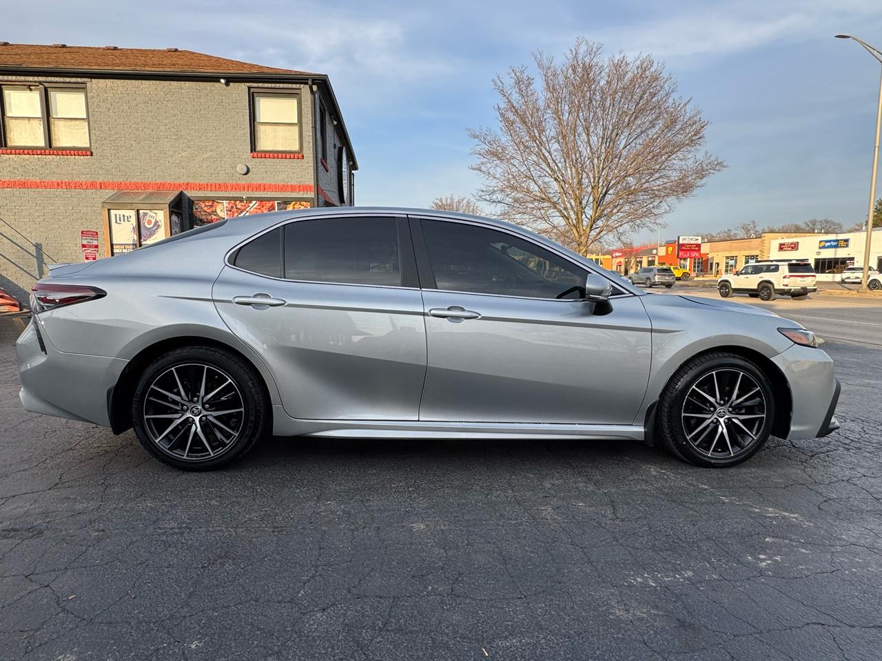 Toyota Camry Hybrid SE CVT (Natl) 2023