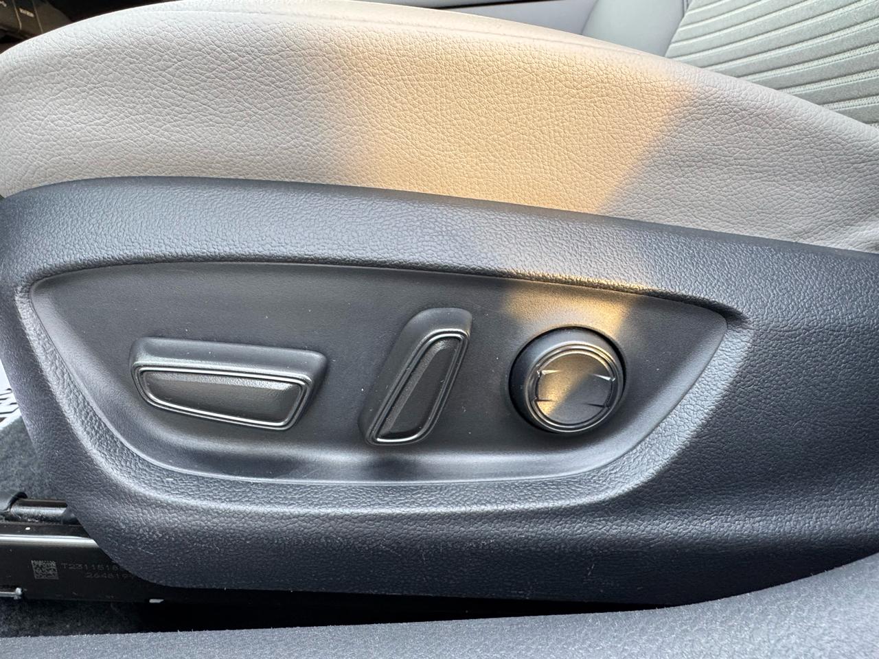 Toyota Camry Hybrid SE CVT (Natl) 2023