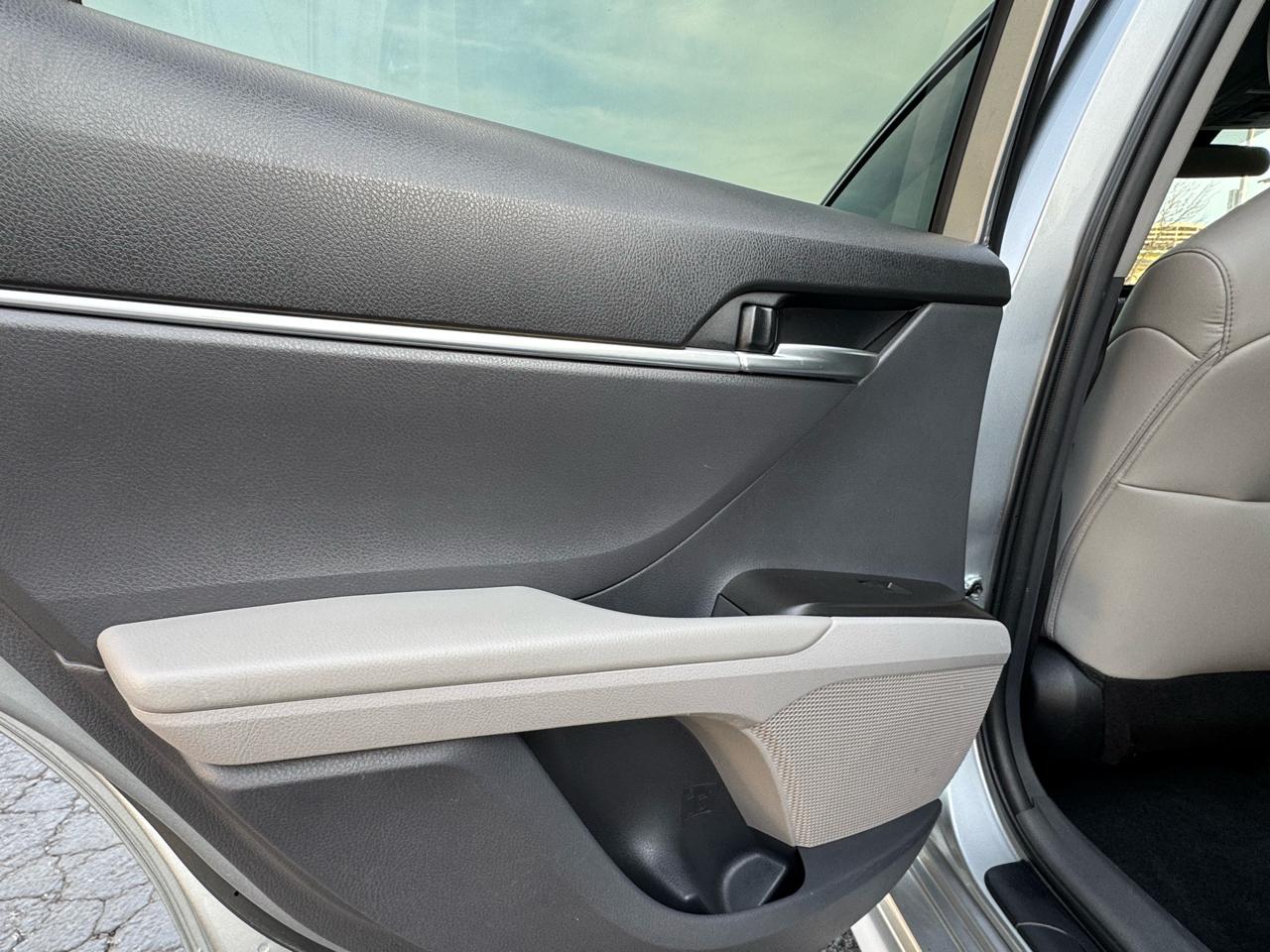 Toyota Camry Hybrid SE CVT (Natl) 2023