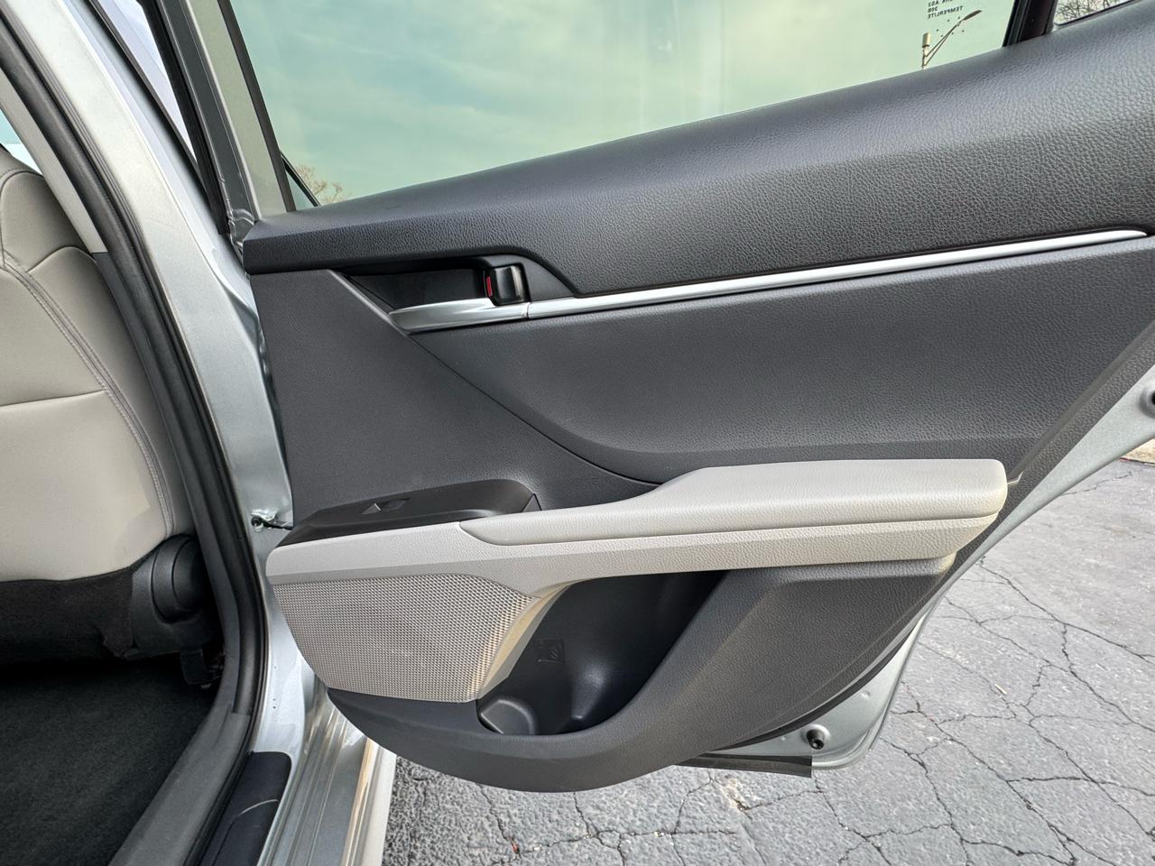 Toyota Camry Hybrid SE CVT (Natl) 2023