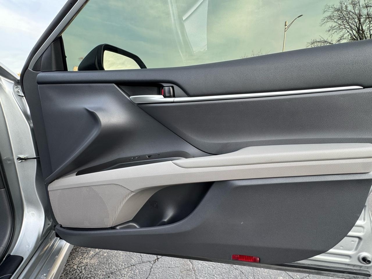 Toyota Camry Hybrid SE CVT (Natl) 2023