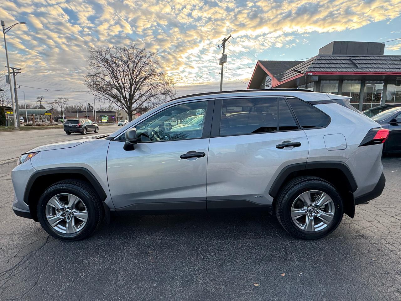 Toyota RAV4 Hybrid LE AWD (Natl) 2023