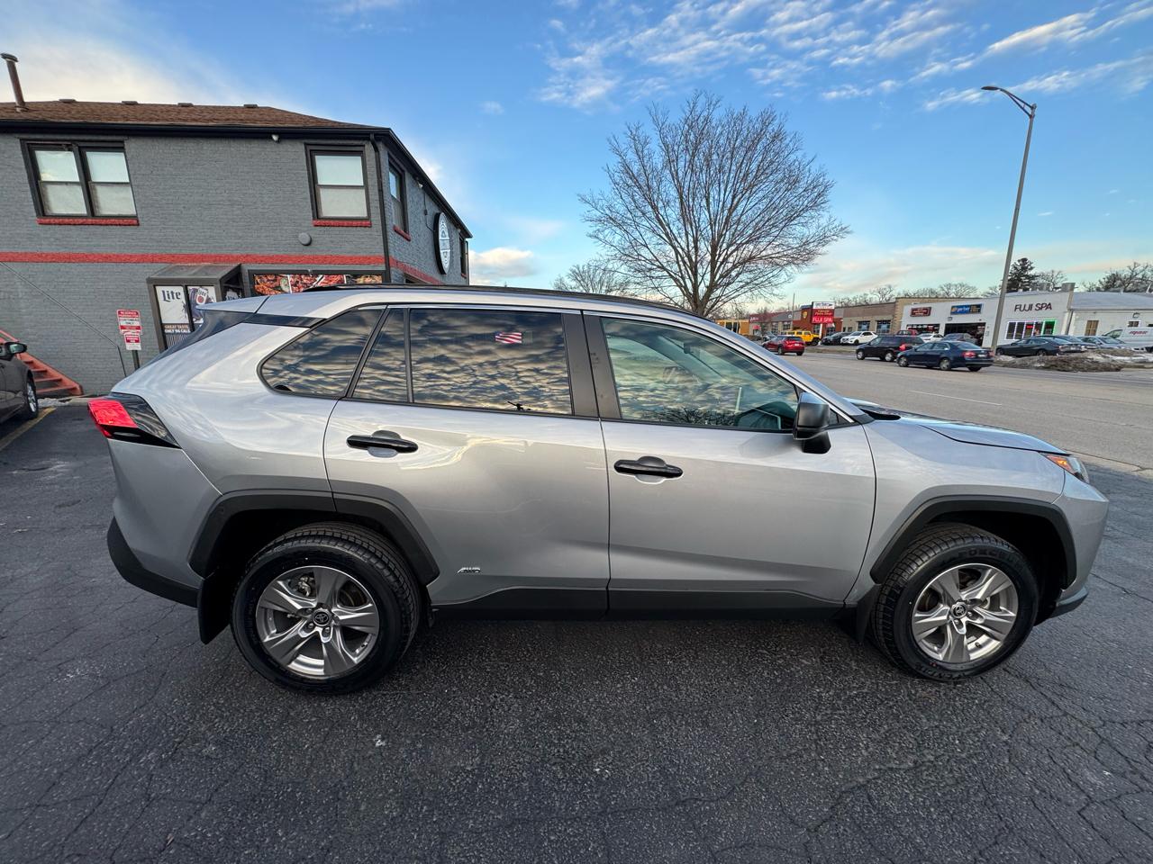 Toyota RAV4 Hybrid LE AWD (Natl) 2023