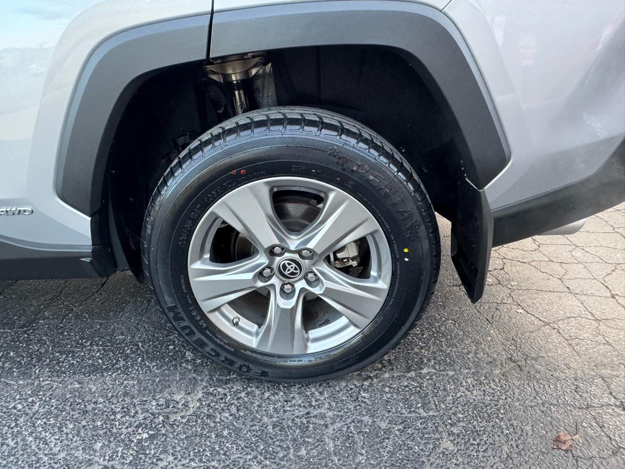 Toyota RAV4 Hybrid LE AWD (Natl) 2023