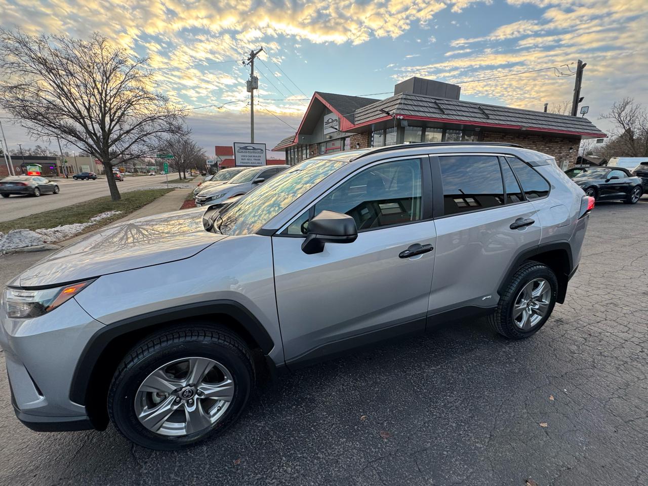 Toyota RAV4 Hybrid LE AWD (Natl) 2023