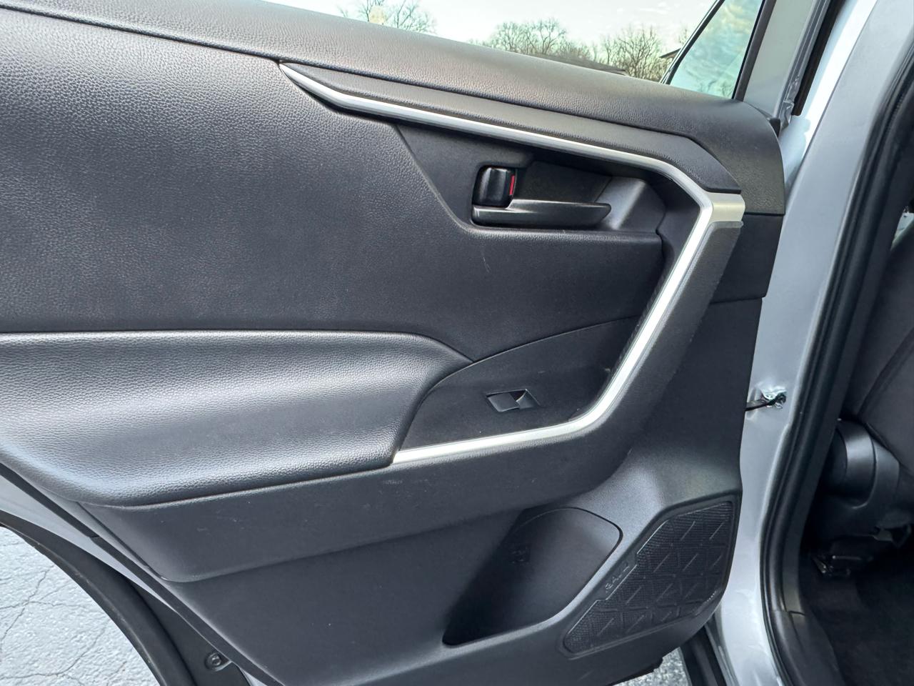 Toyota RAV4 Hybrid LE AWD (Natl) 2023