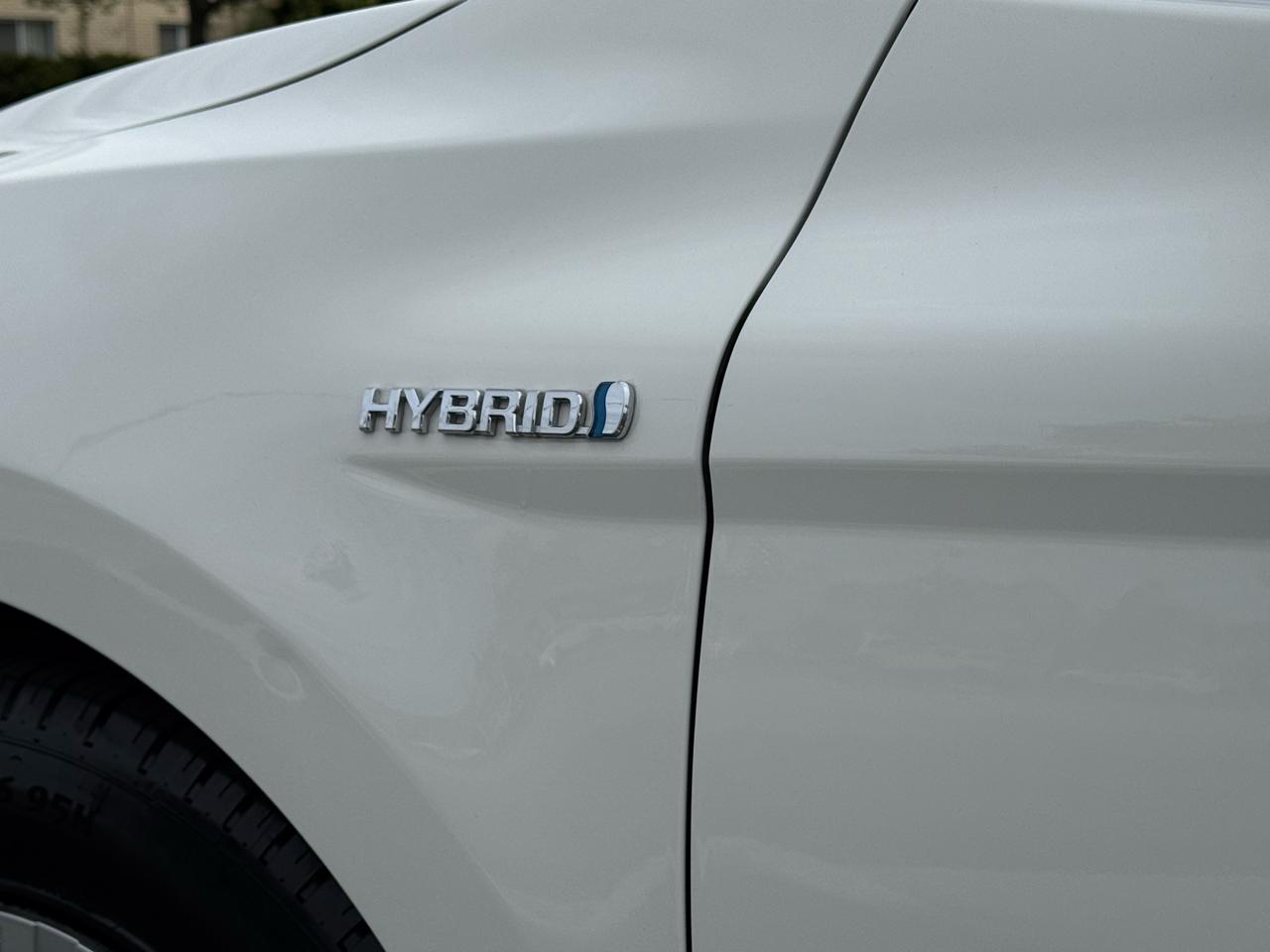 Toyota Camry Hybrid LE CVT (Natl) 2020