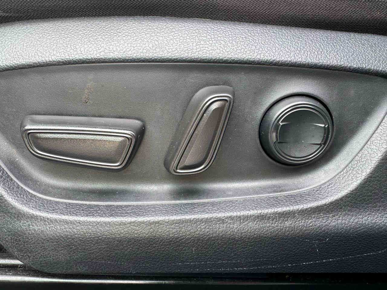 Toyota Camry Hybrid LE CVT (Natl) 2020