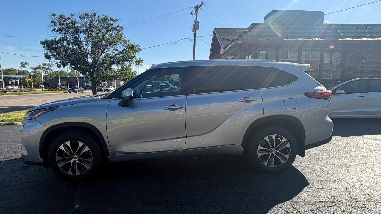 Toyota Highlander Hybrid XLE AWD (Natl) 2022