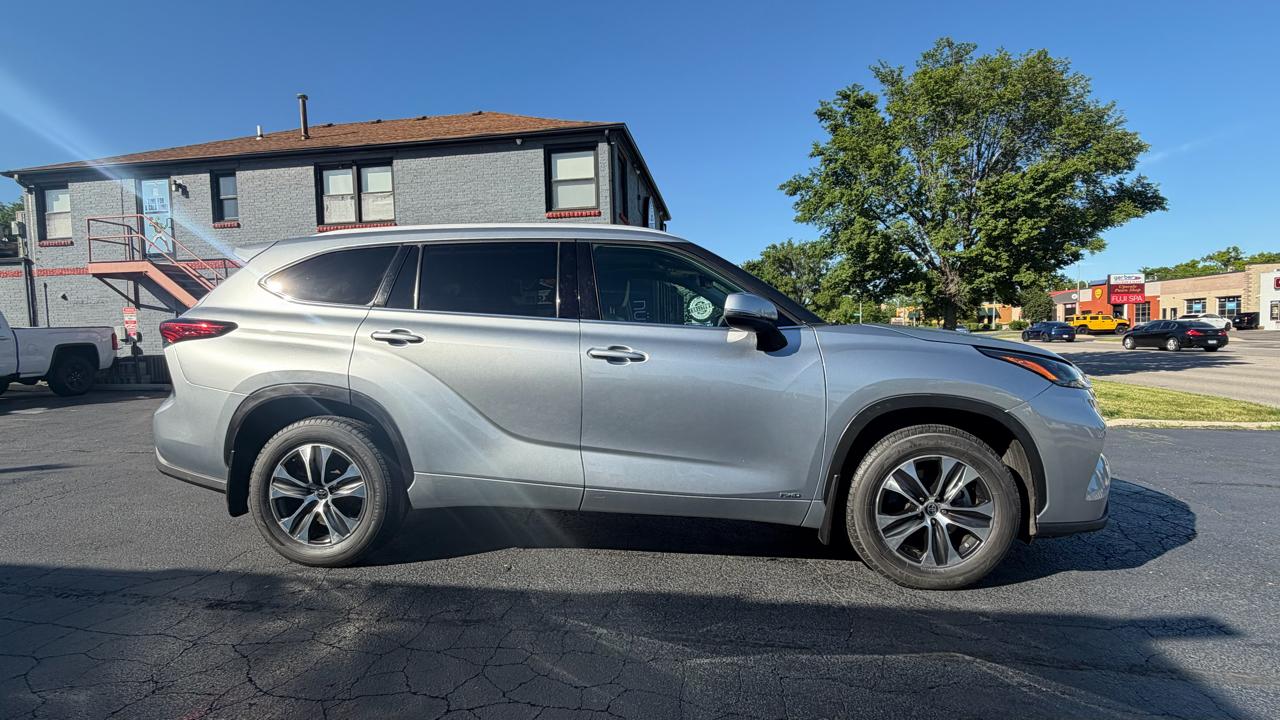 Toyota Highlander Hybrid XLE AWD (Natl) 2022