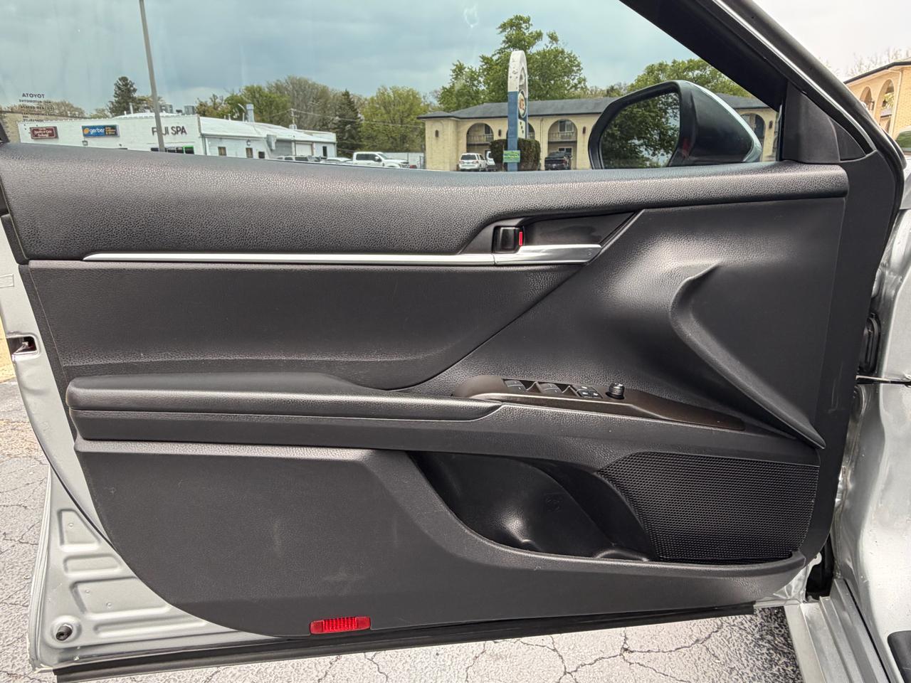 Toyota Camry Hybrid LE CVT (Natl) 2021