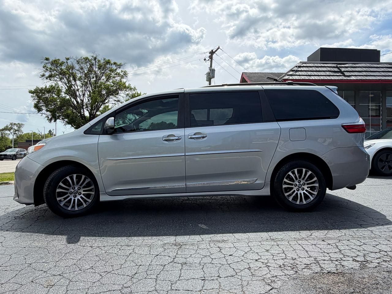 Toyota Sienna XLE Auto Access Seat FWD 7-Passenger (Natl) 2019
