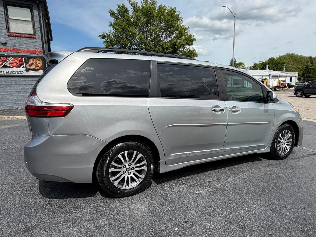 Toyota Sienna XLE Auto Access Seat FWD 7-Passenger (Natl) 2019
