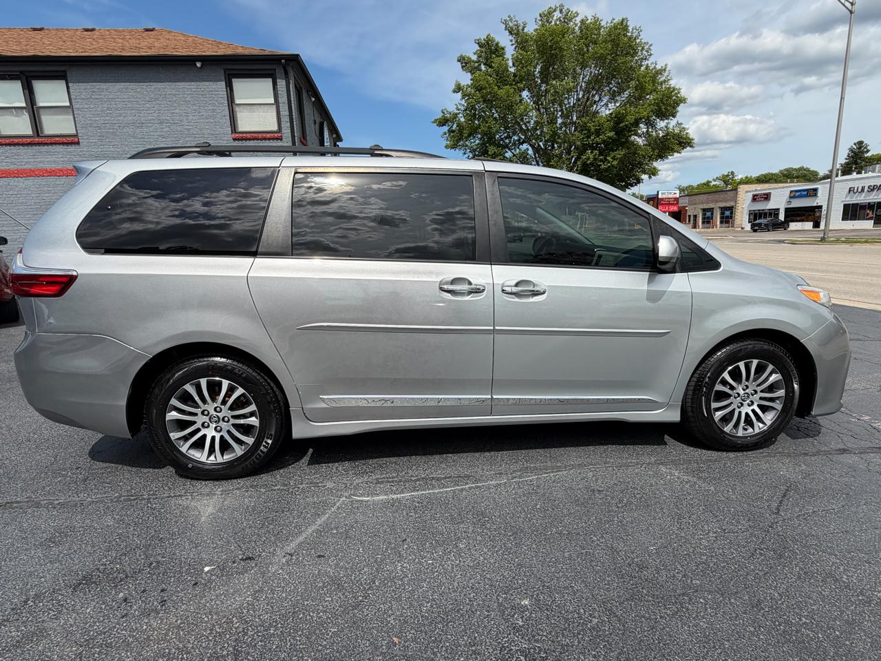 Toyota Sienna XLE Auto Access Seat FWD 7-Passenger (Natl) 2019