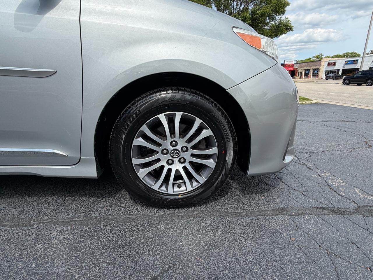 Toyota Sienna XLE Auto Access Seat FWD 7-Passenger (Natl) 2019
