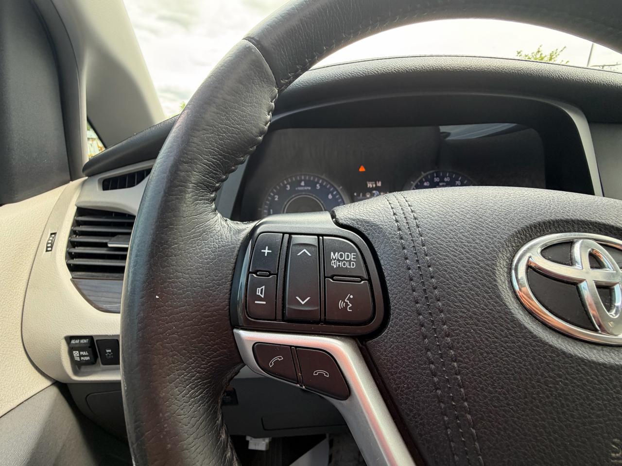 Toyota Sienna XLE Auto Access Seat FWD 7-Passenger (Natl) 2019