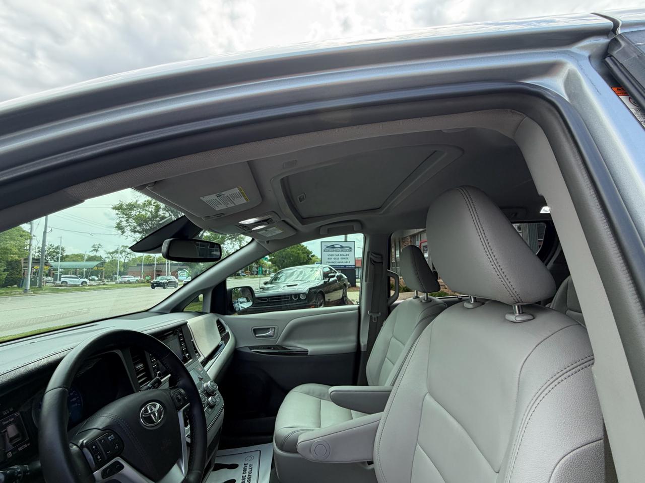 Toyota Sienna XLE Auto Access Seat FWD 7-Passenger (Natl) 2019