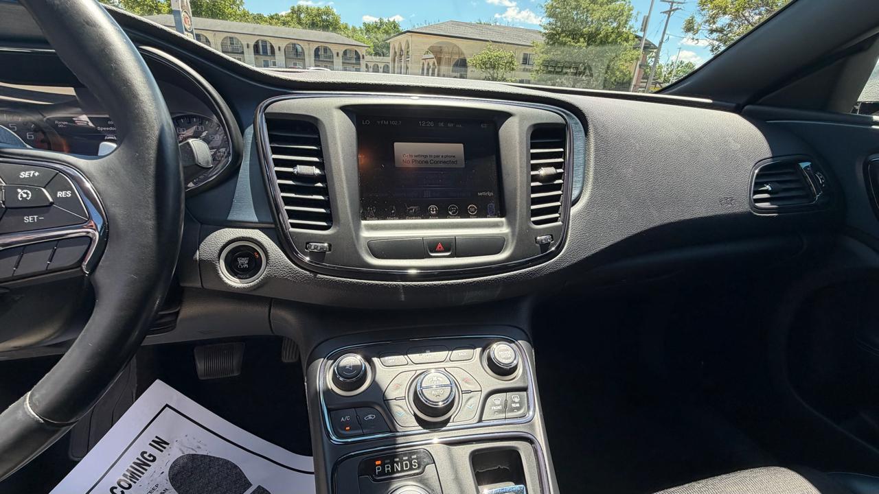 Chrysler 200 4dr Sdn S FWD 2015