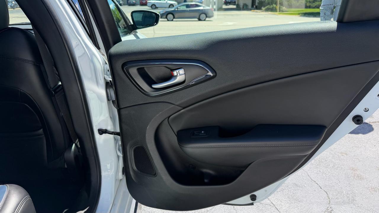 Chrysler 200 4dr Sdn S FWD 2015