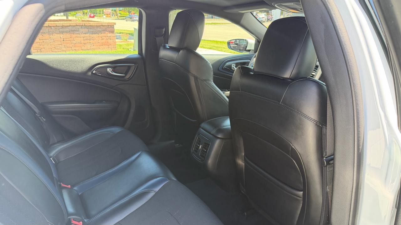 Chrysler 200 4dr Sdn S FWD 2015