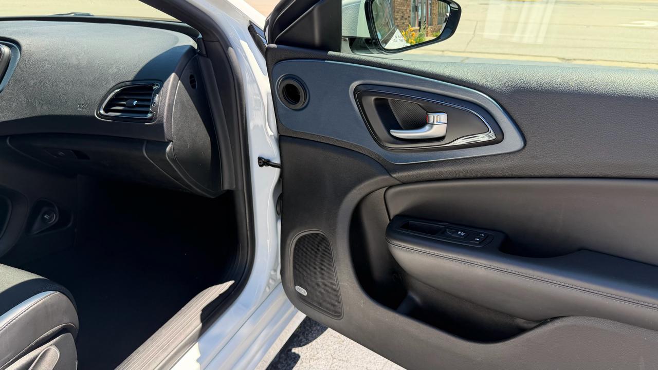 Chrysler 200 4dr Sdn S FWD 2015