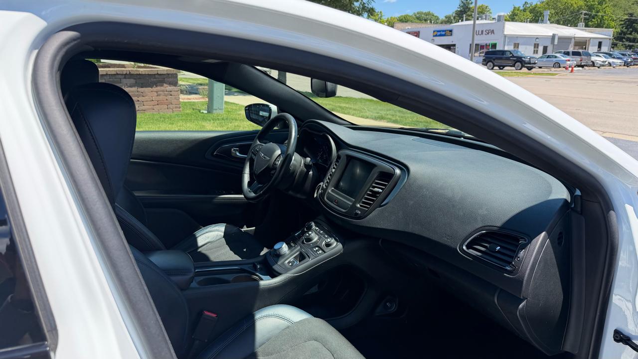 Chrysler 200 4dr Sdn S FWD 2015
