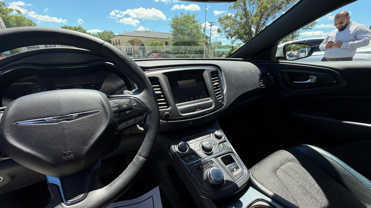 Chrysler 200 4dr Sdn S FWD 2015