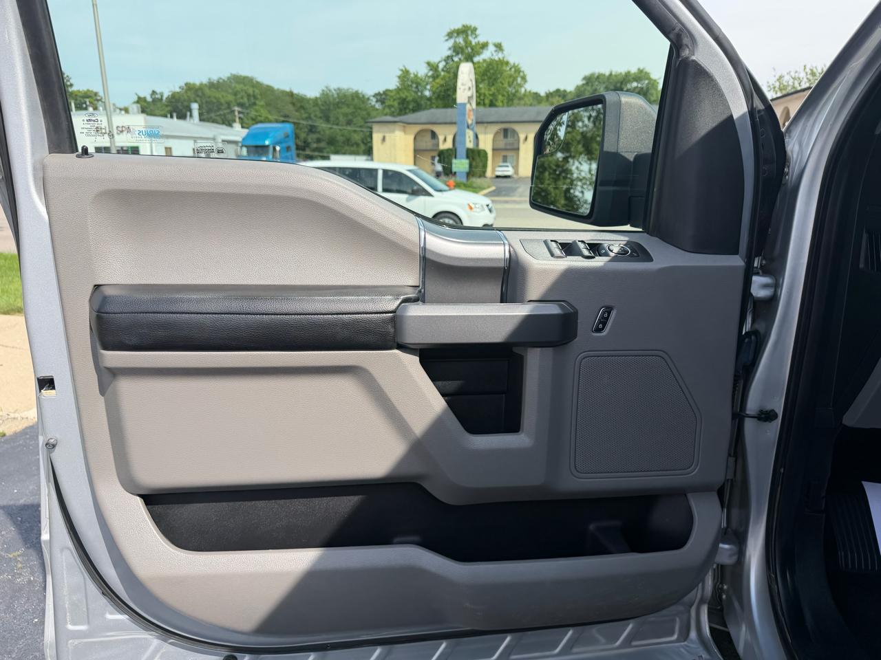 Ford F-150 4WD SuperCrew 145" Lariat 2016