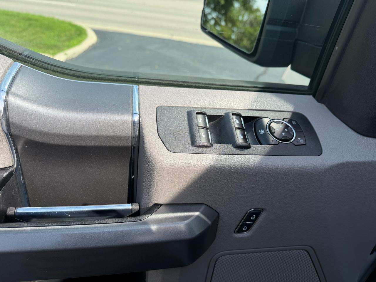 Ford F-150 4WD SuperCrew 145" Lariat 2016