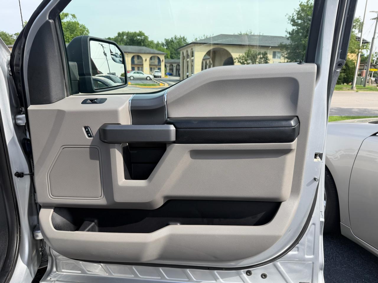 Ford F-150 4WD SuperCrew 145" Lariat 2016