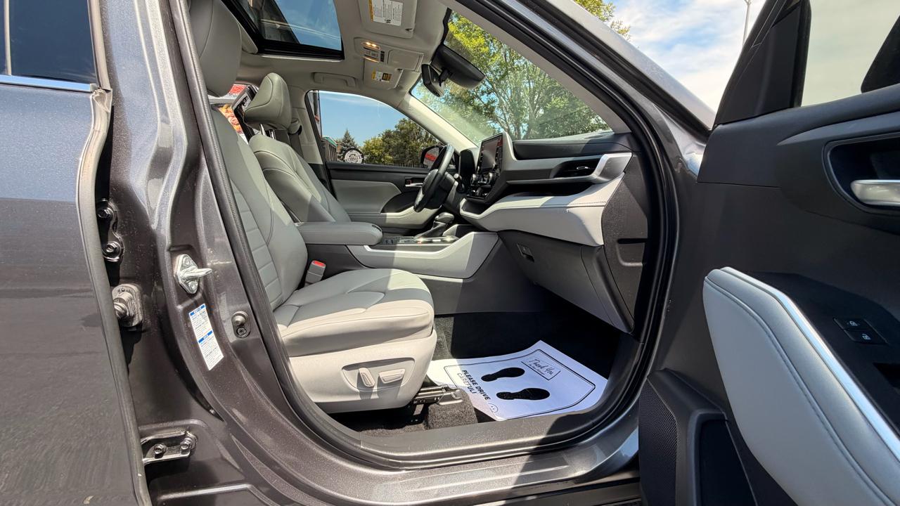 Toyota Highlander Hybrid XLE AWD (Natl) 2022