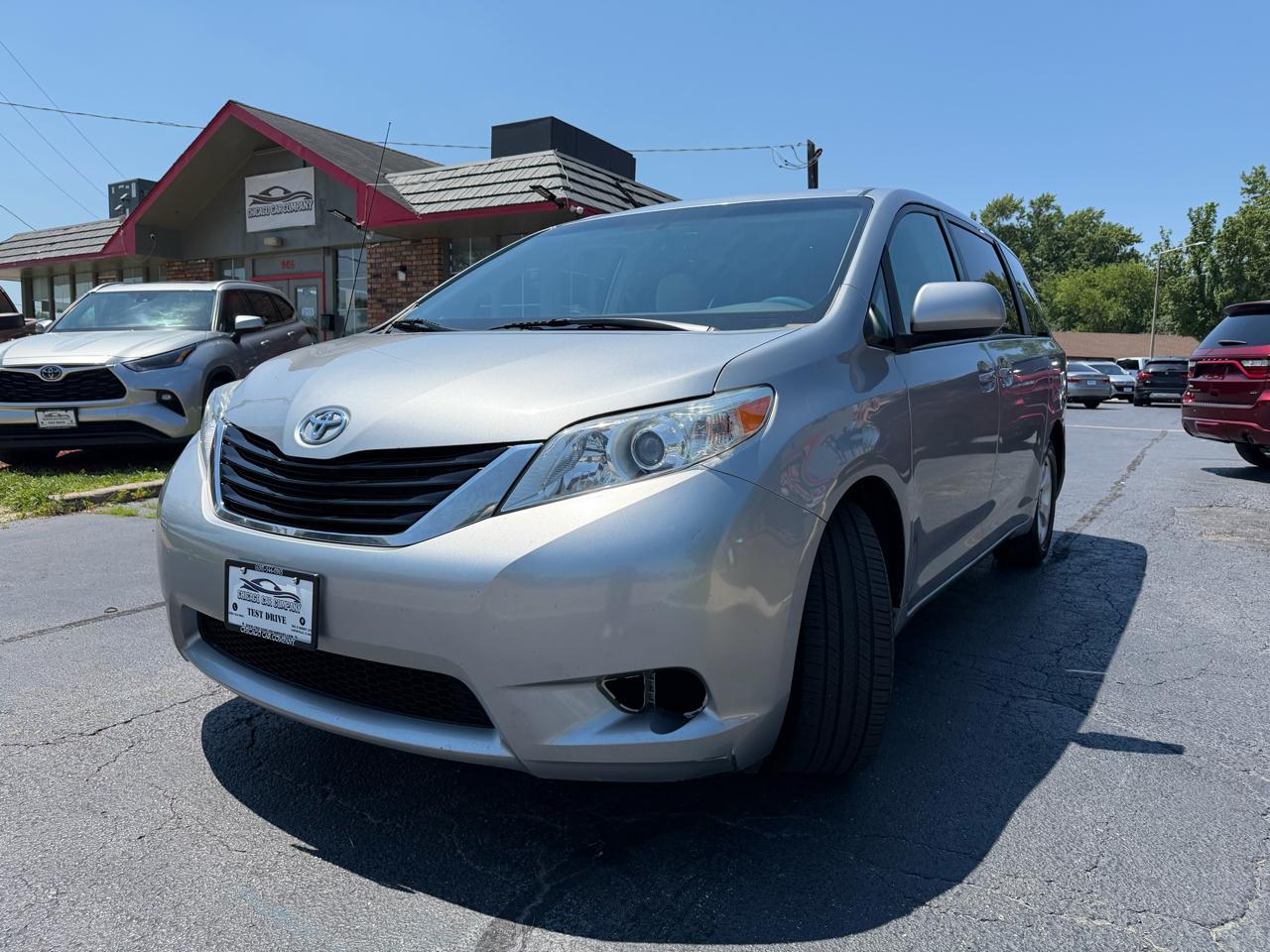 Toyota Sienna 5dr 8-Pass Van V6 LE FWD (Natl) 2014