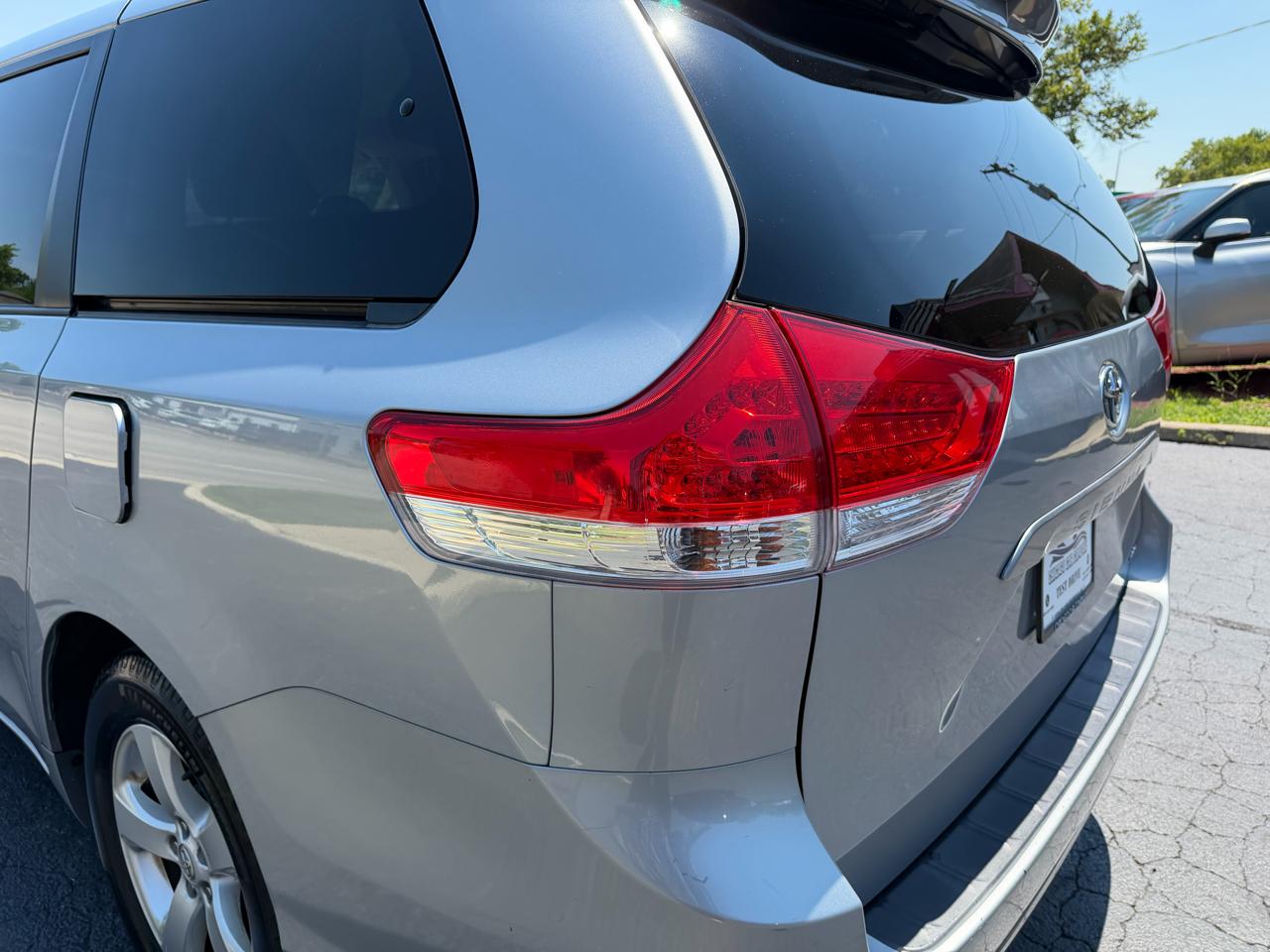 Toyota Sienna 5dr 8-Pass Van V6 LE FWD (Natl) 2014