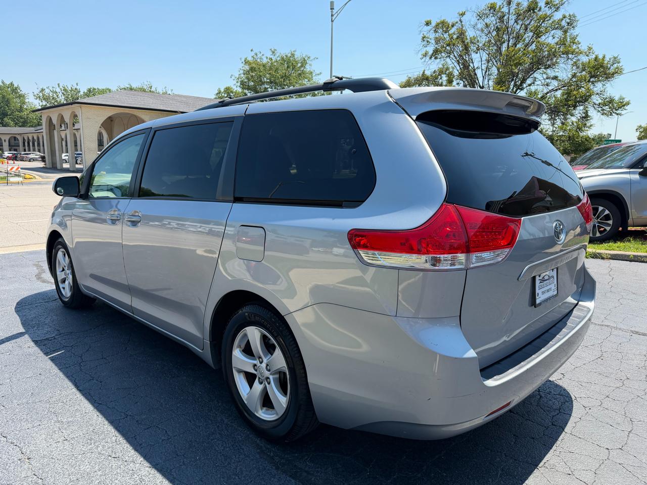 Toyota Sienna 5dr 8-Pass Van V6 LE FWD (Natl) 2014