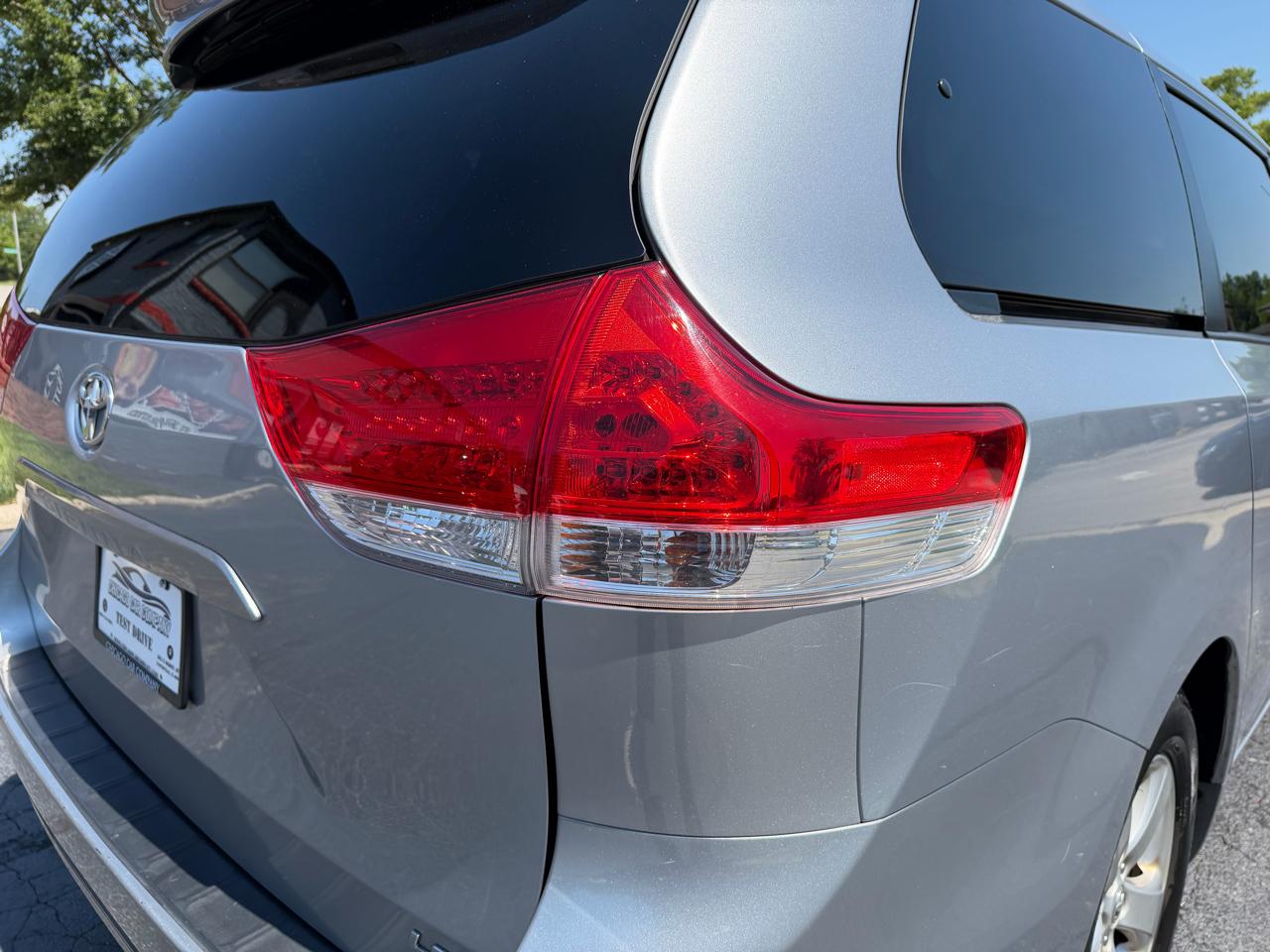Toyota Sienna 5dr 8-Pass Van V6 LE FWD (Natl) 2014