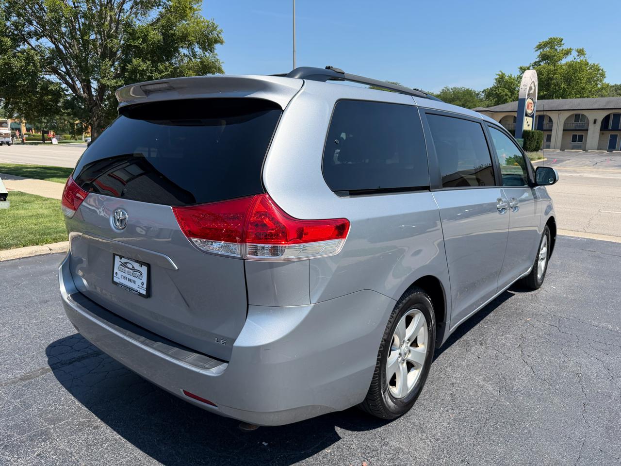 Toyota Sienna 5dr 8-Pass Van V6 LE FWD (Natl) 2014