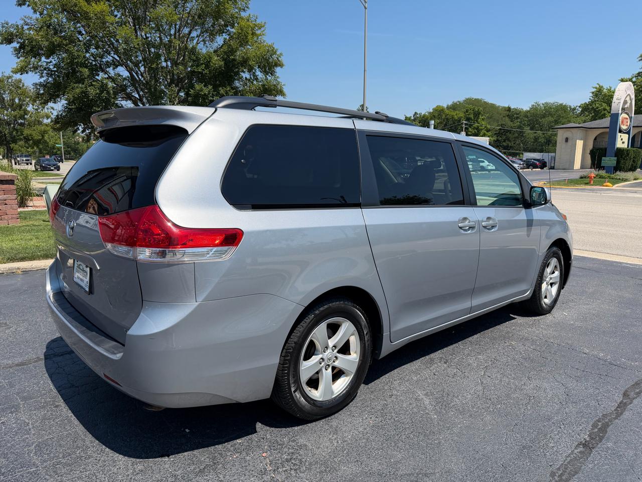 Toyota Sienna 5dr 8-Pass Van V6 LE FWD (Natl) 2014