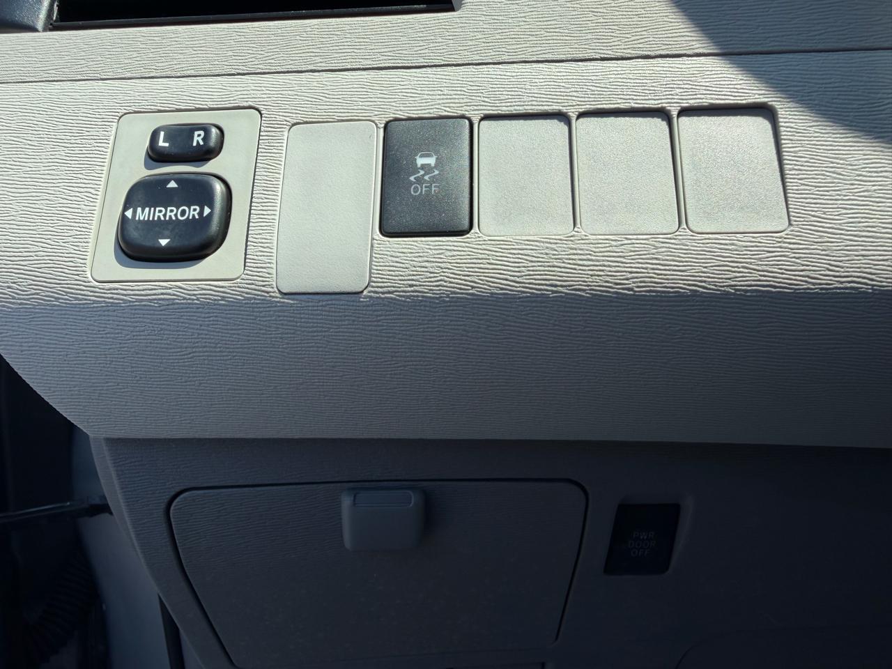 Toyota Sienna 5dr 8-Pass Van V6 LE FWD (Natl) 2014