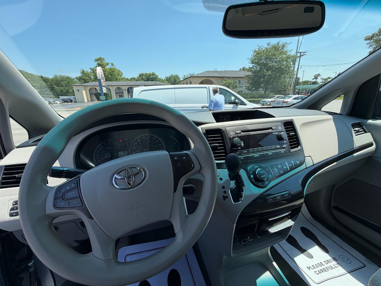 Toyota Sienna 5dr 8-Pass Van V6 LE FWD (Natl) 2014