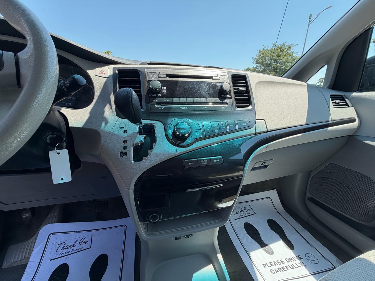 Toyota Sienna 5dr 8-Pass Van V6 LE FWD (Natl) 2014
