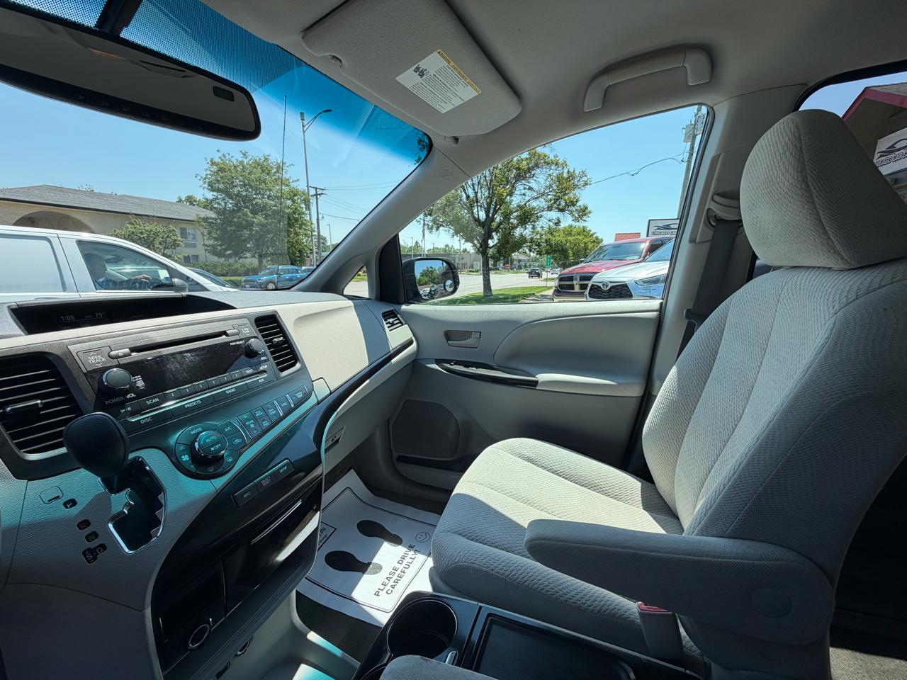 Toyota Sienna 5dr 8-Pass Van V6 LE FWD (Natl) 2014