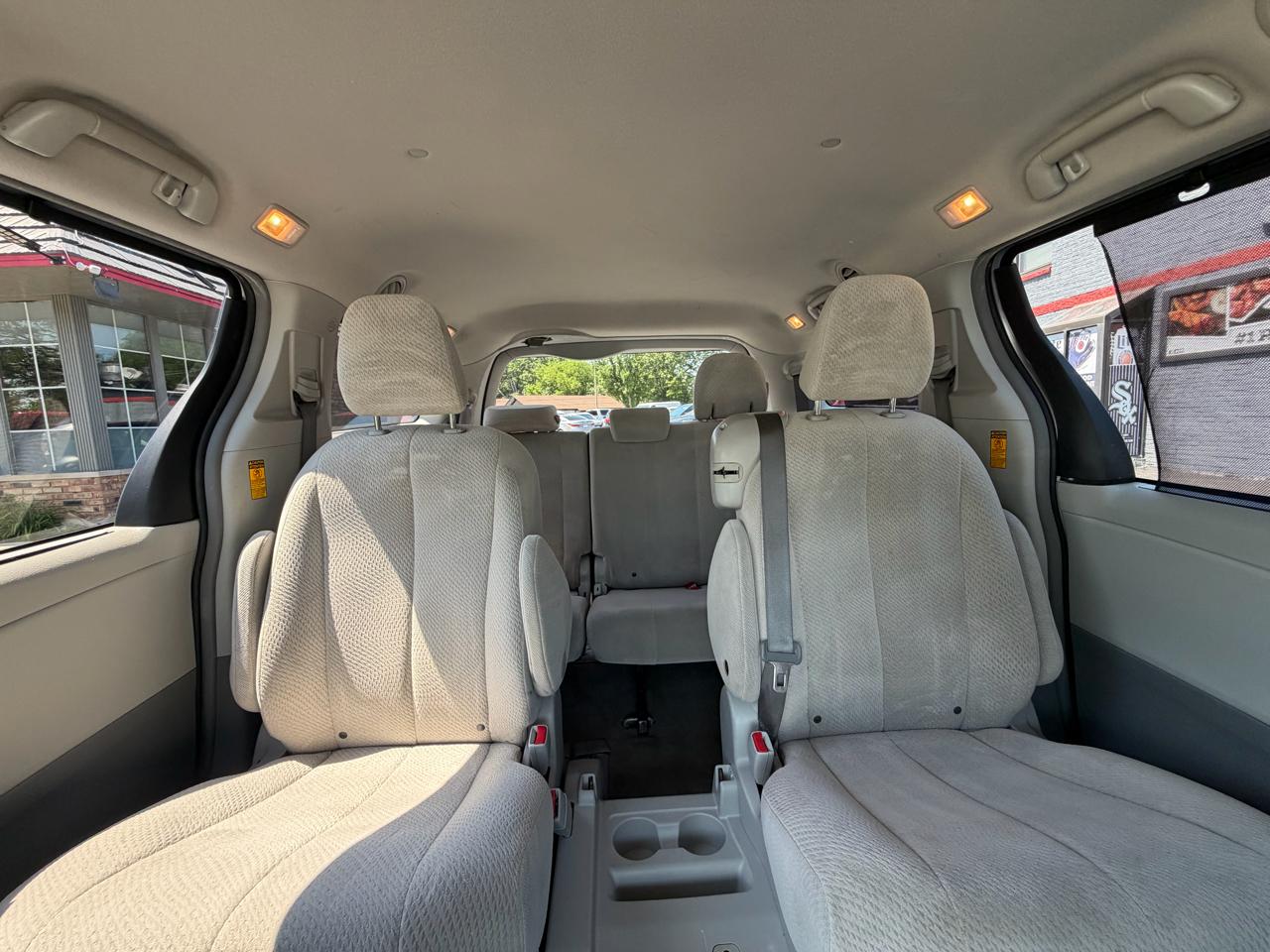 Toyota Sienna 5dr 8-Pass Van V6 LE FWD (Natl) 2014