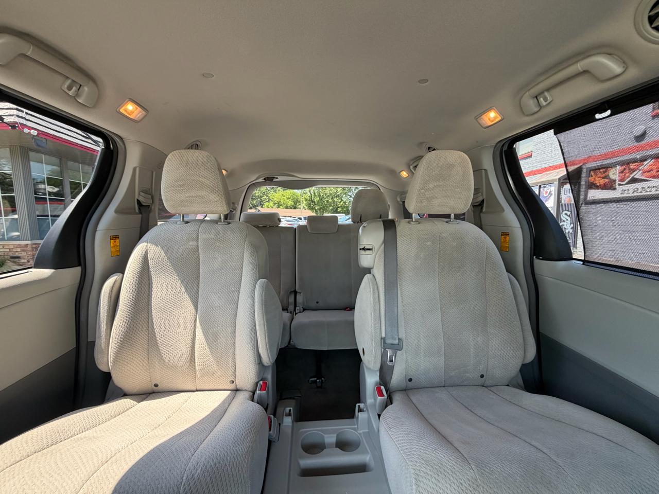 Toyota Sienna 5dr 8-Pass Van V6 LE FWD (Natl) 2014